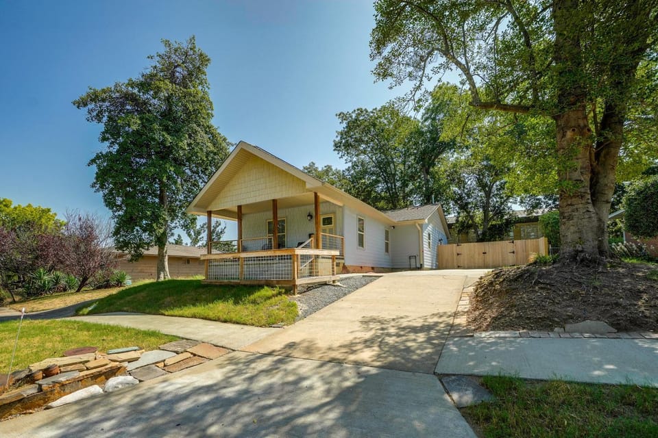 Little Rock Family Home, 1 Mi to Dtwn House in Little Rock