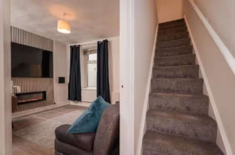 4BR Home with Garden - Near Swansea Centre House in Swansea