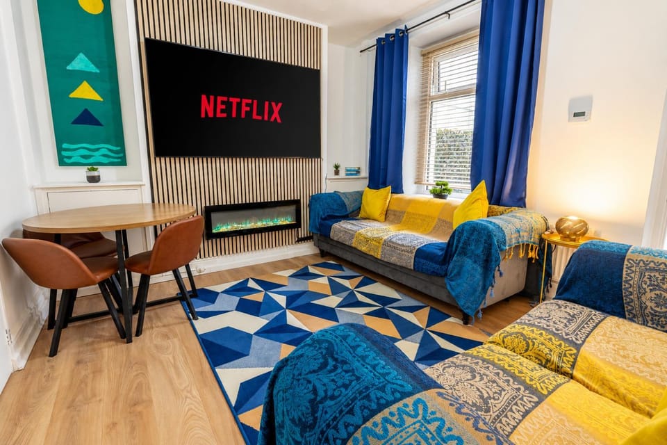 Communal lounge/ TV room, TV and multimedia, Living room, Seating area, Evening entertainment