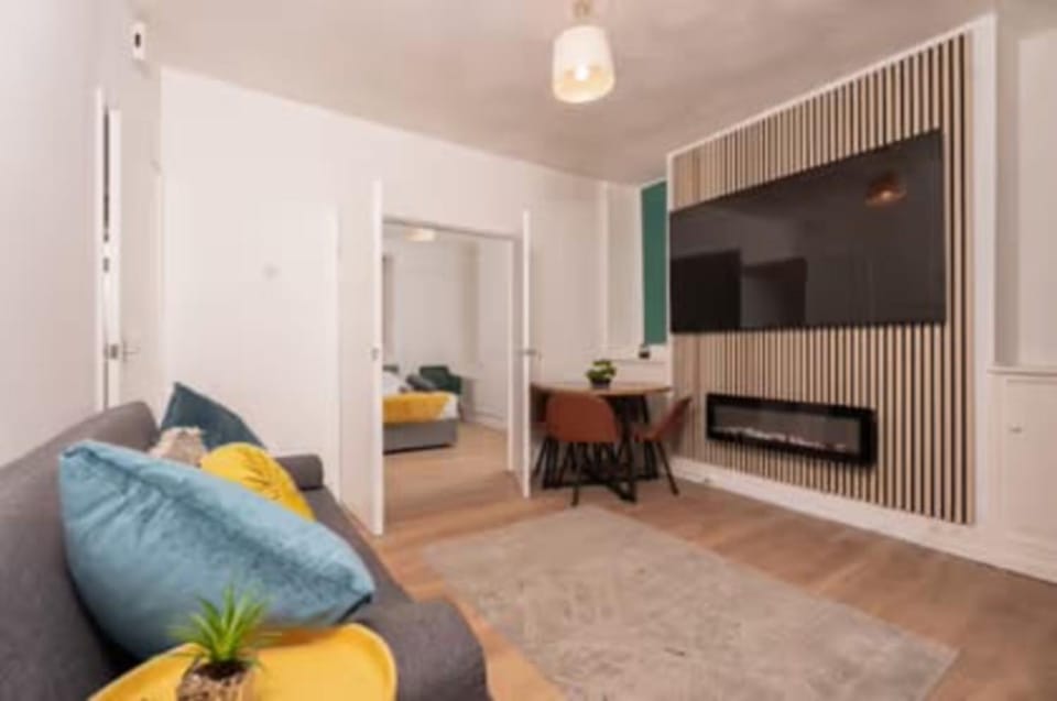 4BR Home with Garden - Near Swansea Centre House in Swansea