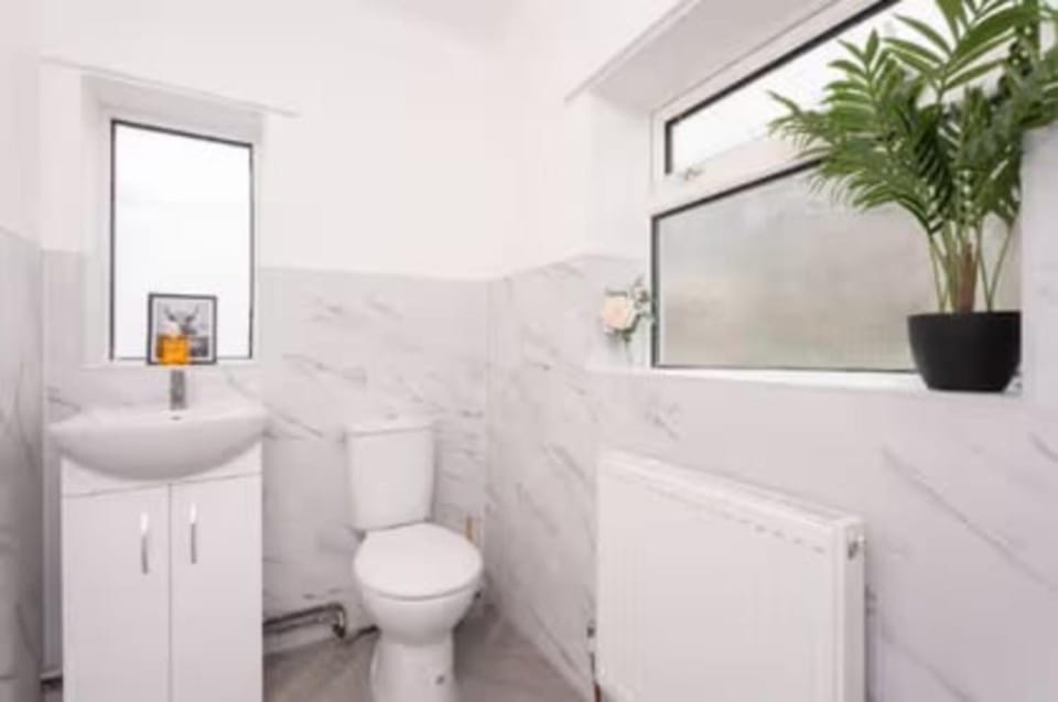 4BR Home with Garden - Near Swansea Centre House in Swansea
