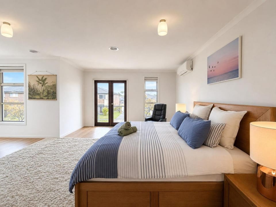 4BR Point Cook Home Sleeps 8 Free Parking House in Melbourne