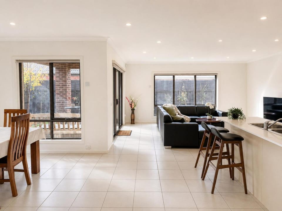4BR Point Cook Home Sleeps 8 Free Parking House in Melbourne