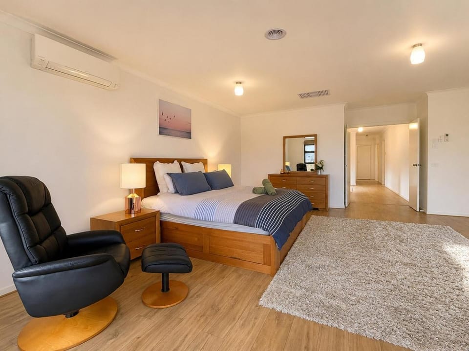 4BR Point Cook Home Sleeps 8 Free Parking House in Melbourne