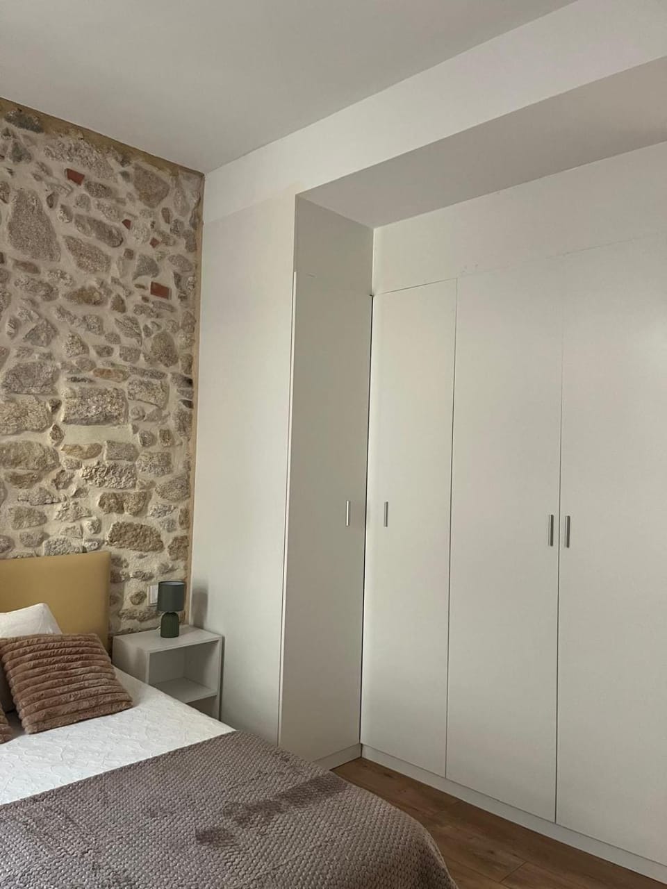 Photo of the whole room, Bedroom, wardrobe