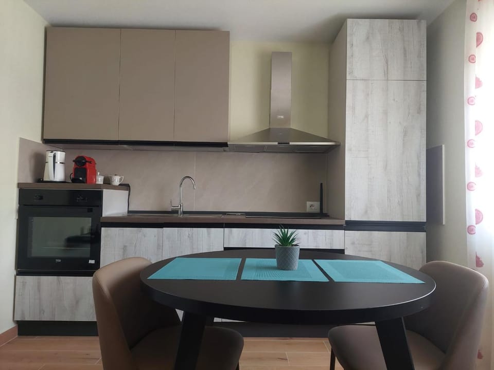 Living room, Dining area, oven