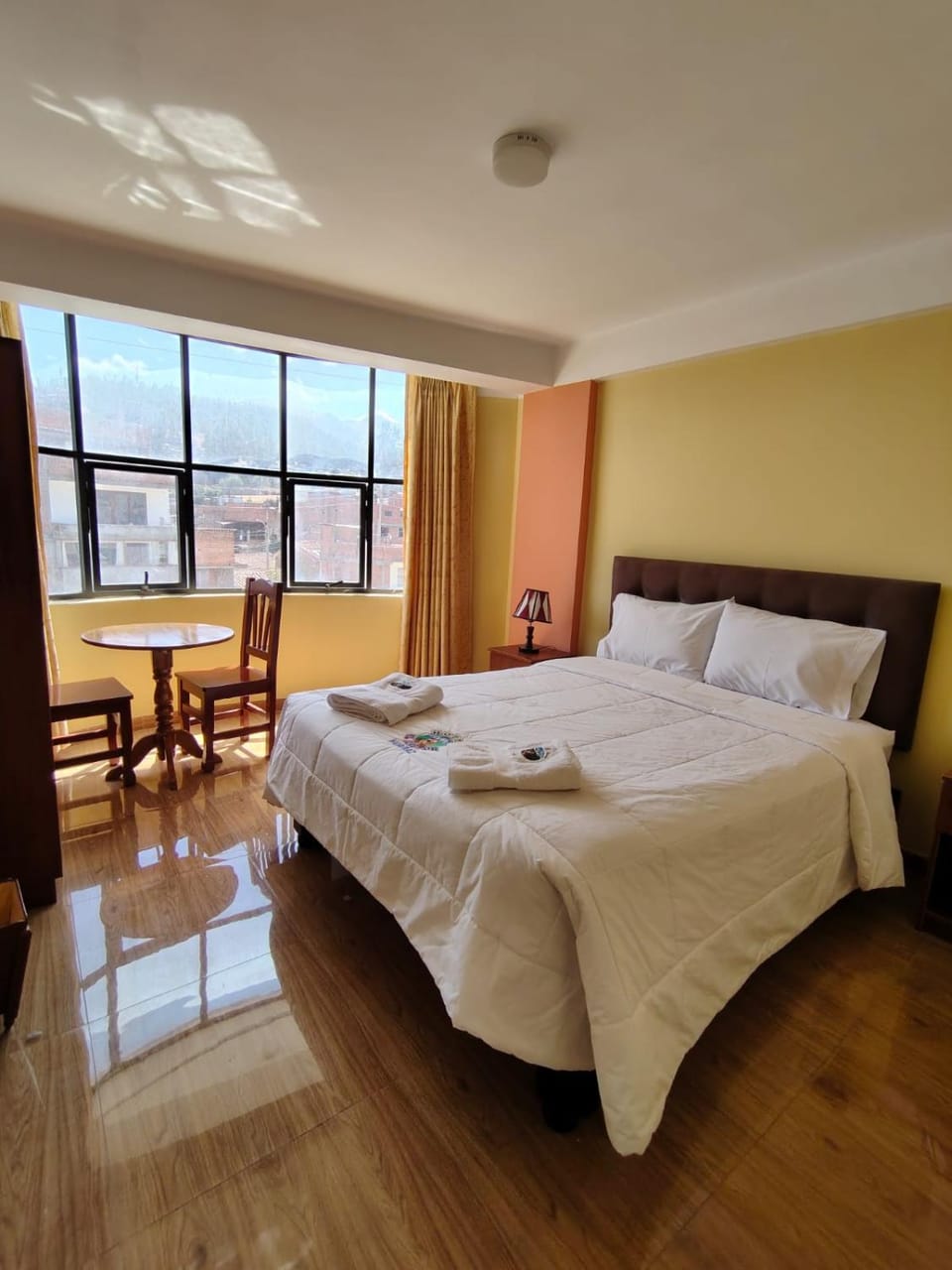 Seating area, Bedroom, towels
