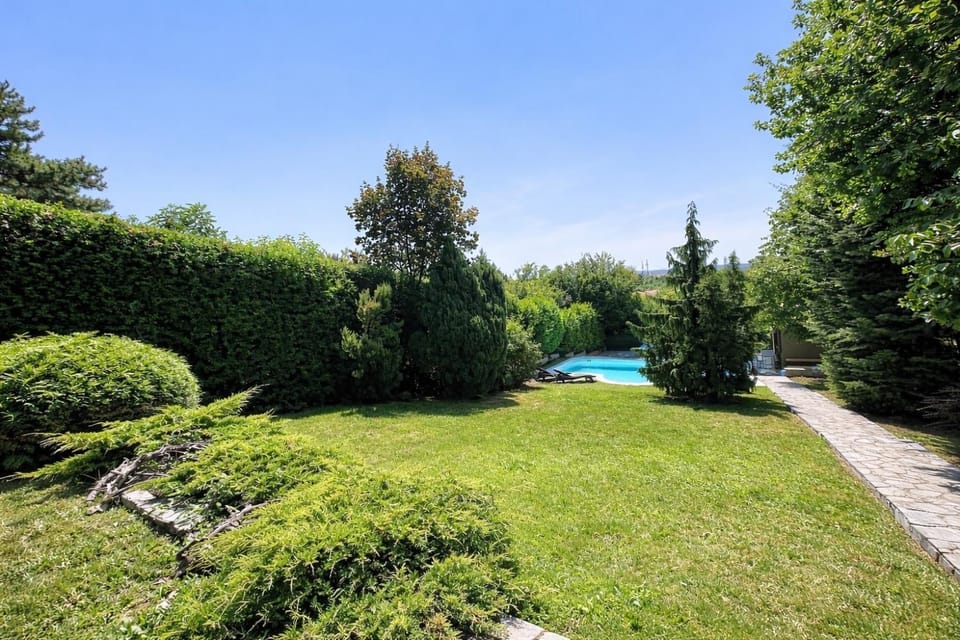 Belgrade Villa & Apartments - Private Estate & Pool - Garden & Yard - BBQ - Free Parking House in Belgrade