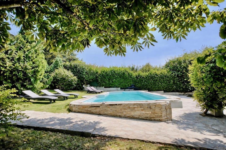 Belgrade Villa & Apartments - Private Estate & Pool - Garden & Yard - BBQ - Free Parking House in Belgrade