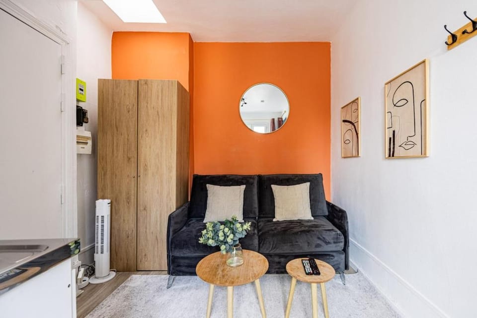 Metro Ourcq Paris 19th Studio Apartment in Paris