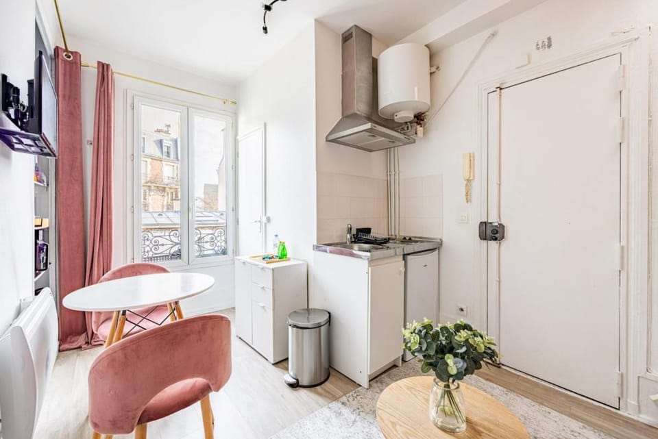 Metro Ourcq Paris 19th Studio Apartment in Paris