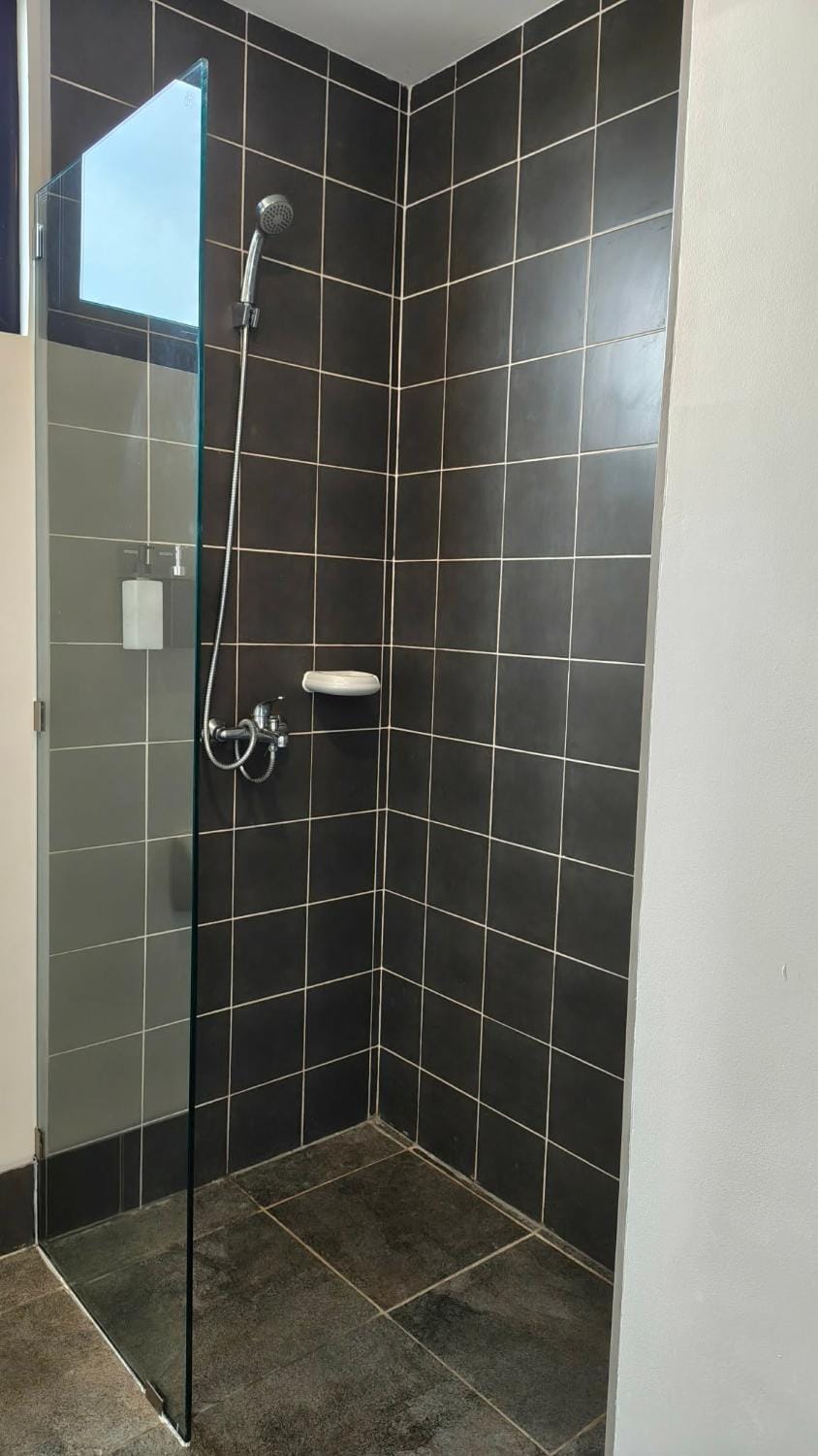 Modern Davao Condo Beside Malls, 6 Mins to Davao Airport Apartment hotel in Davao City