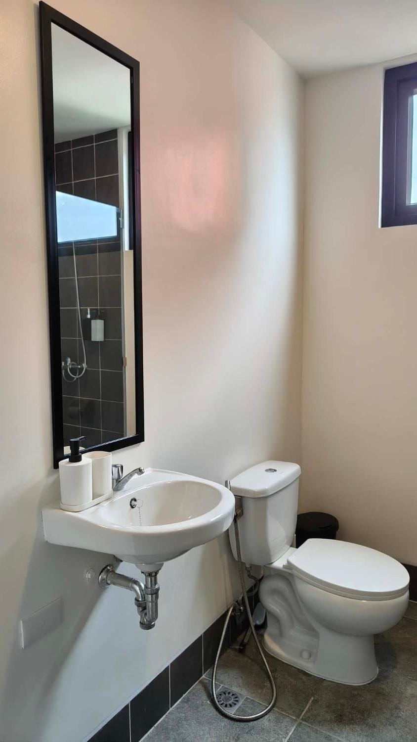 Modern Davao Condo Beside Malls, 6 Mins to Davao Airport Apartment hotel in Davao City