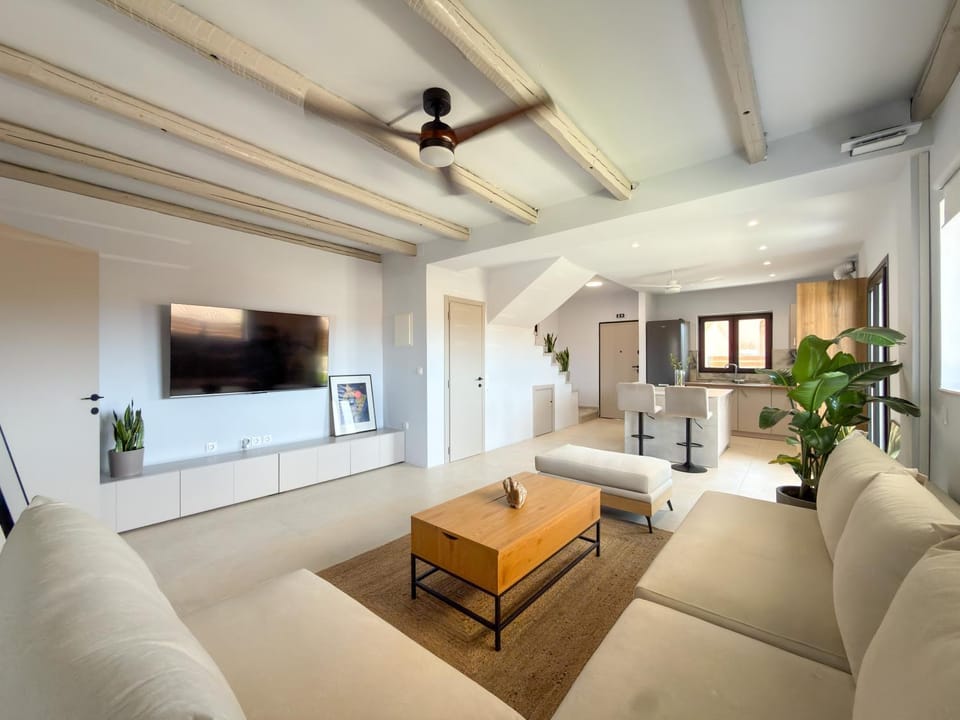 Communal lounge/ TV room, TV and multimedia, Living room, Seating area, Evening entertainment