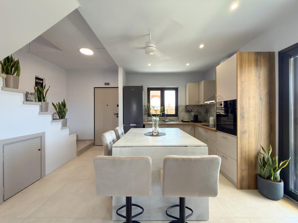 Kitchen or kitchenette, Dining area, oven, stove
