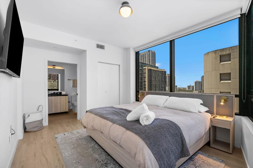 Luxury Downtown 2 Bedroom Miami Stay with Free Parking Rooftop Pool House in Miami
