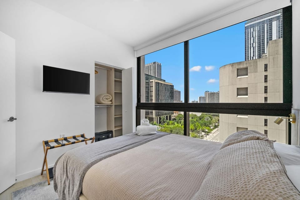 Luxury Downtown 2 Bedroom Miami Stay with Free Parking Rooftop Pool House in Miami