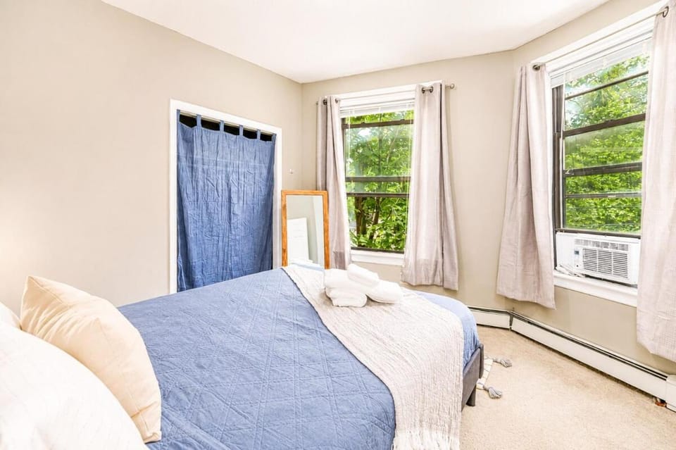 Boho Dream Street Free Prking Wooster Sq Apartment in New Haven