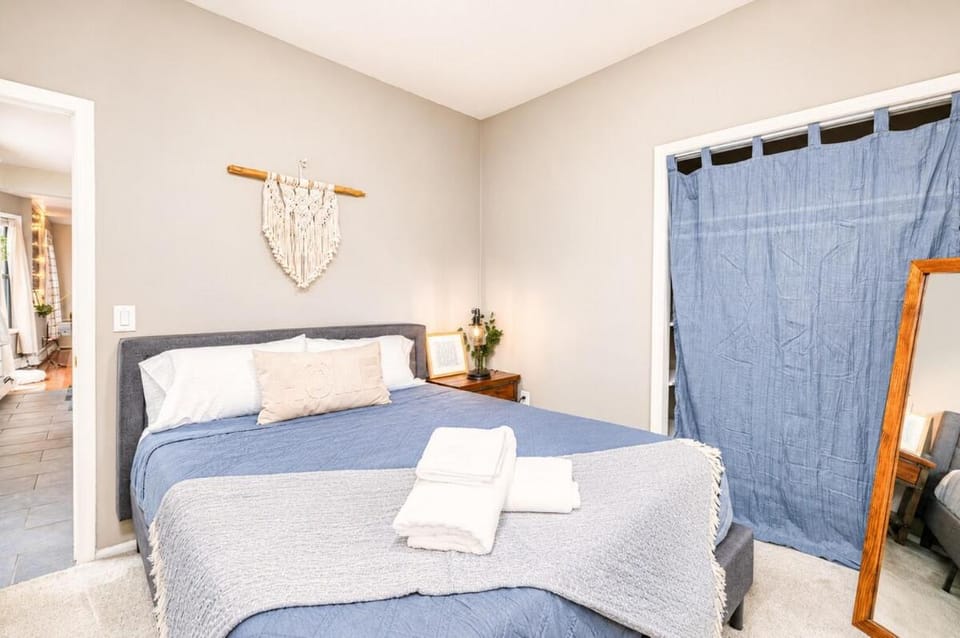 Boho Dream Street Free Prking Wooster Sq Apartment in New Haven