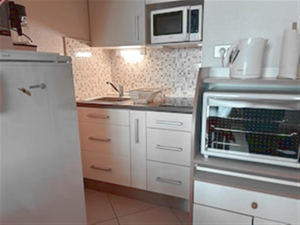 Mezzanine studio, AC, sea view terrace, private parking, near beach Apartment in Fleury