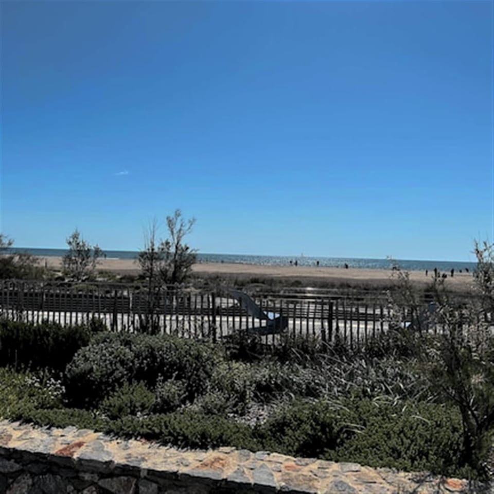 Mezzanine studio, AC, sea view terrace, private parking, near beach Apartment in Fleury