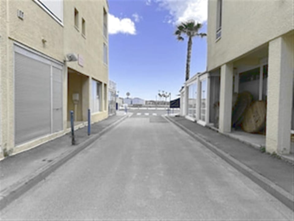 Mezzanine studio, AC, sea view terrace, private parking, near beach Apartment in Fleury