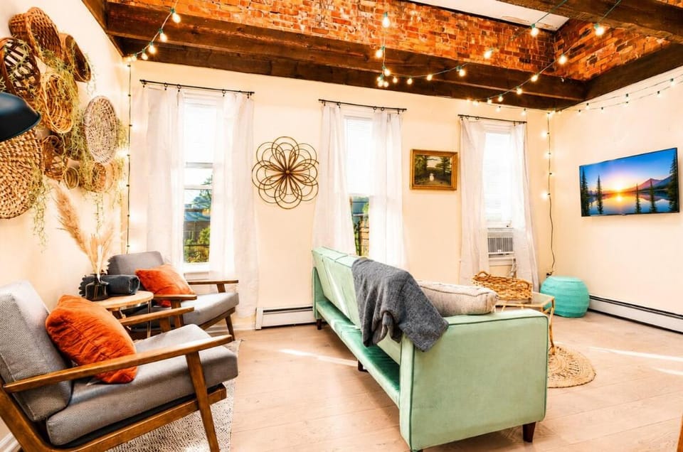 Boho Paradise with PVT Roof Deck 2br In Yale Apartment in West Haven