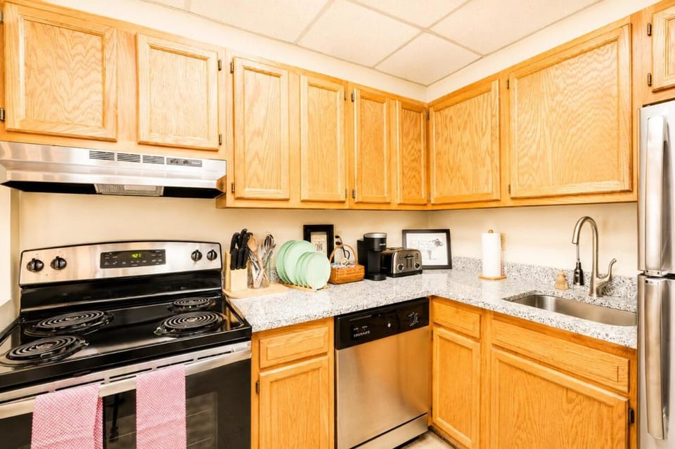 Boho Paradise with PVT Roof Deck 2br In Yale Apartment in West Haven