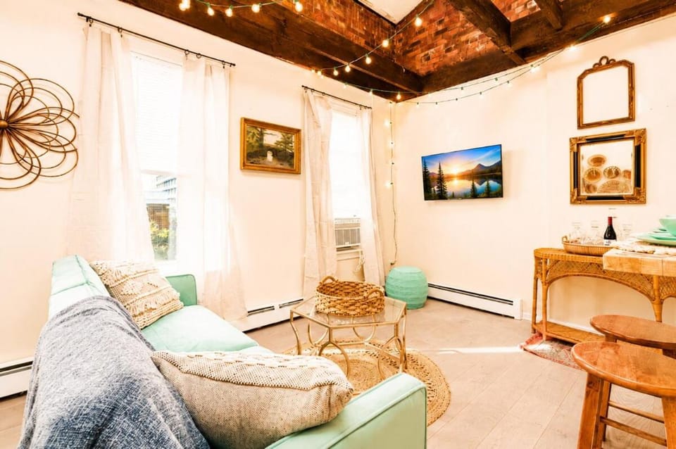 Boho Paradise with PVT Roof Deck 2br In Yale Apartment in West Haven