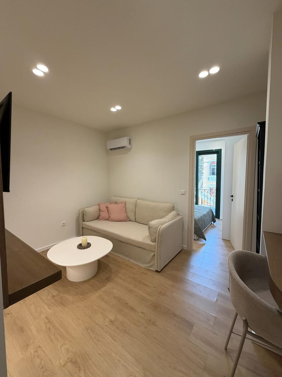 TV and multimedia, Living room, Seating area, air conditioner