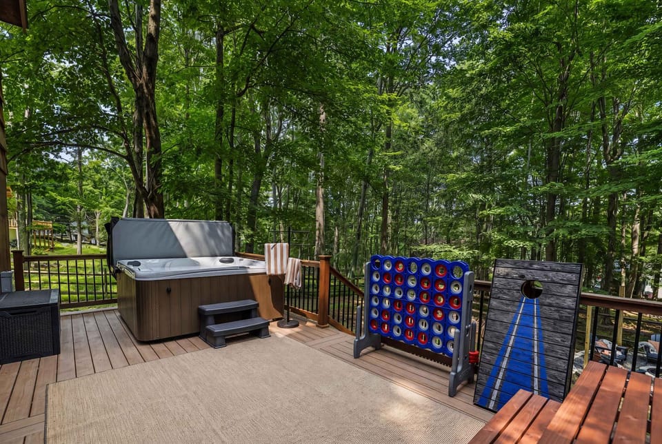 Pocono Lake Escape Hot Tub Games & Outdoor Fun House in Coolbaugh Township
