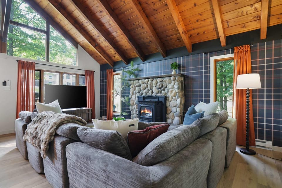 Pocono Lake Escape Hot Tub Games & Outdoor Fun House in Coolbaugh Township