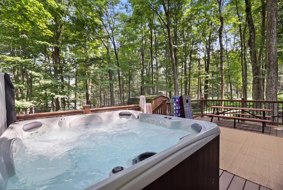 Pocono Lake Escape Hot Tub Games & Outdoor Fun House in Coolbaugh Township