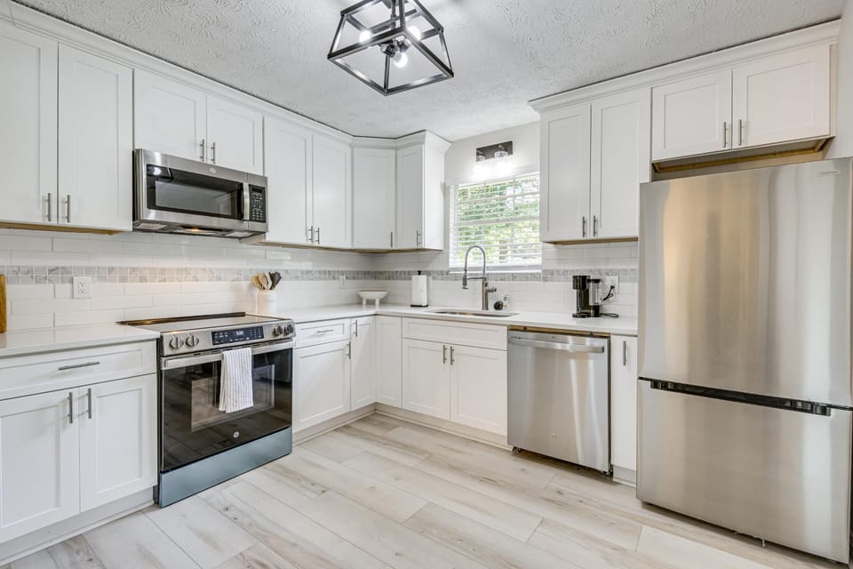 Private Yard & Theater! Modern College Park Home House in Union City