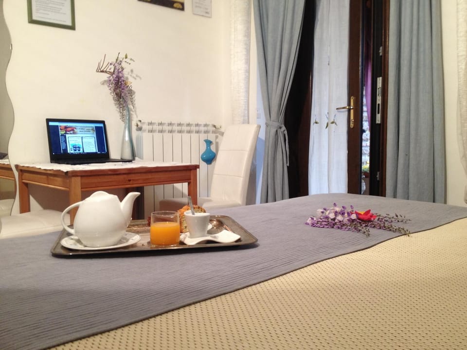 Shower, Toilet, Patio, Garden, Bathroom, Balcony/Terrace, Seating area, Bedroom