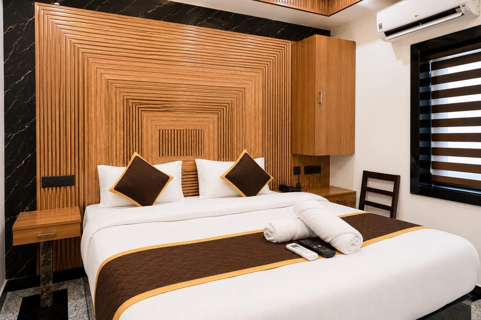 Bed, Seating area, Bedroom
