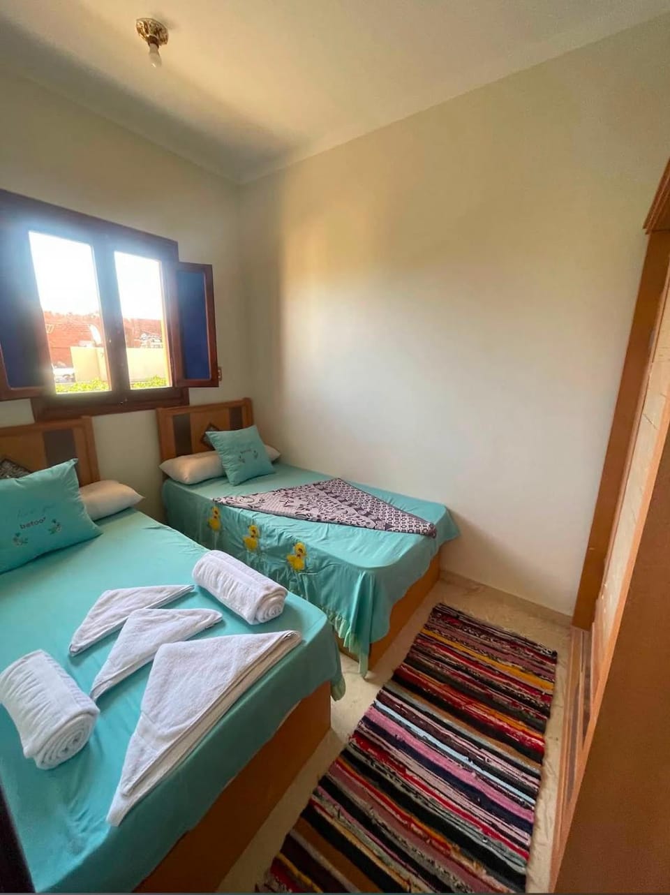 Bed, Living room, Photo of the whole room, Bedroom, towels