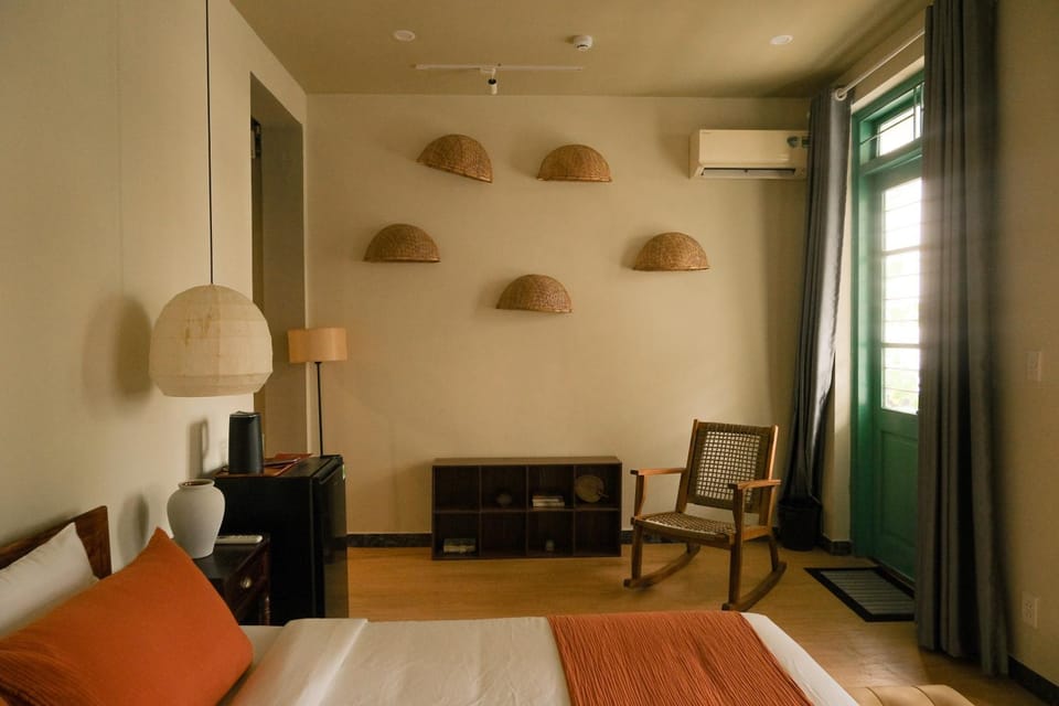 Bed, Photo of the whole room, Seating area, air conditioner