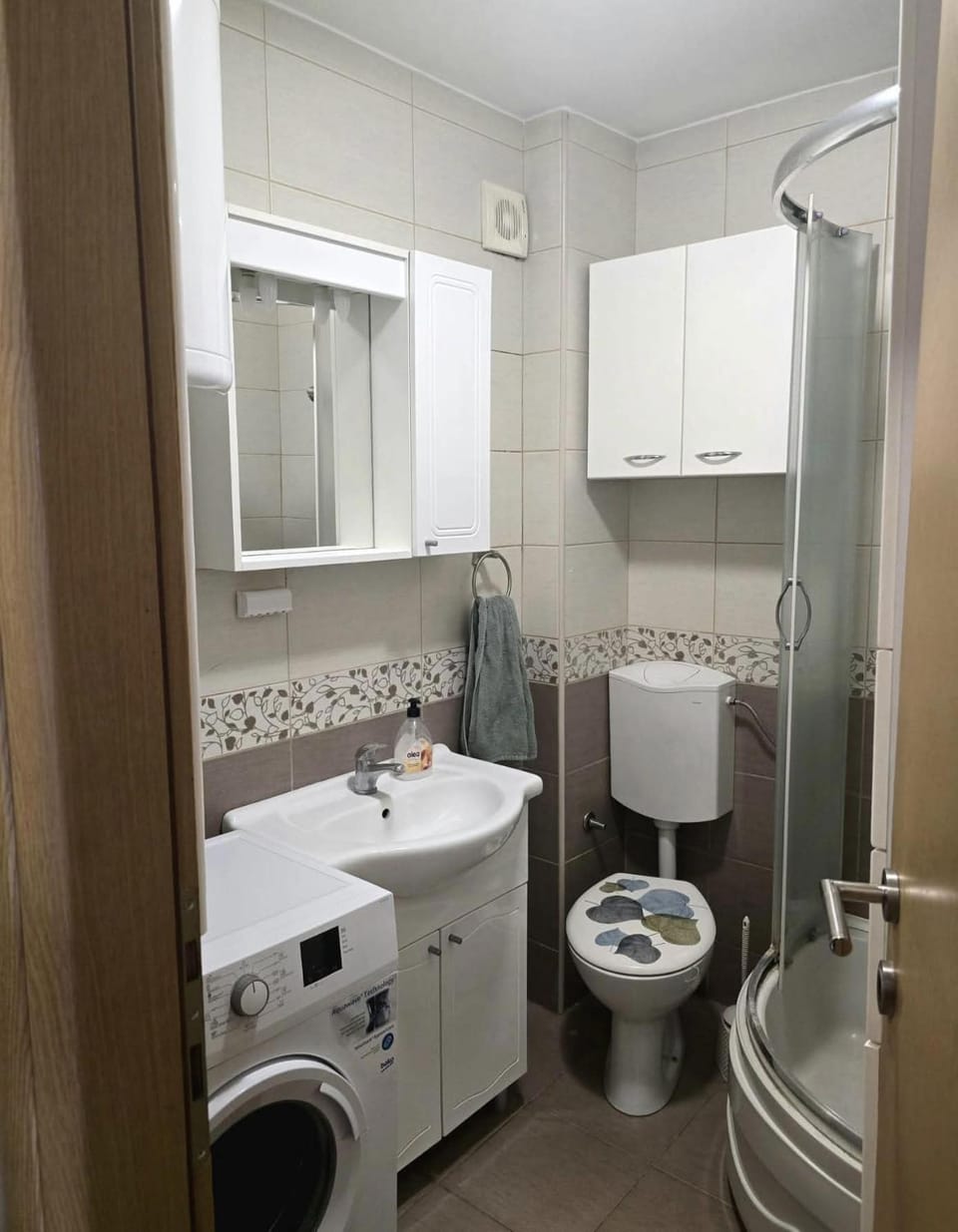 Shower, Toilet, towels, washing machine