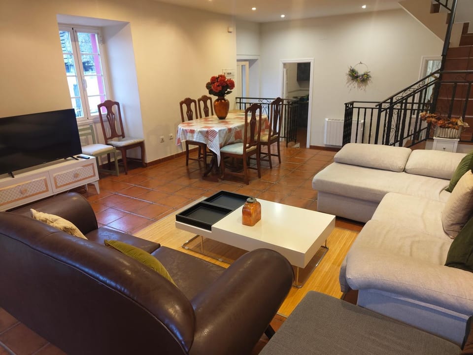 Communal lounge/ TV room, TV and multimedia, Living room, Seating area, Dining area, Evening entertainment