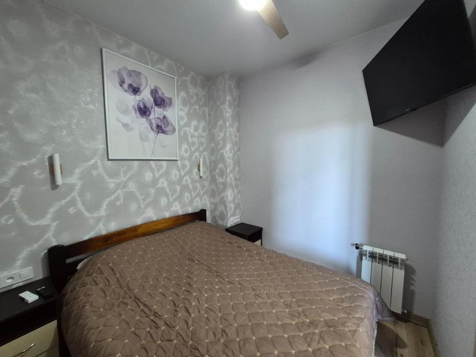 Bed, TV and multimedia, Bedroom