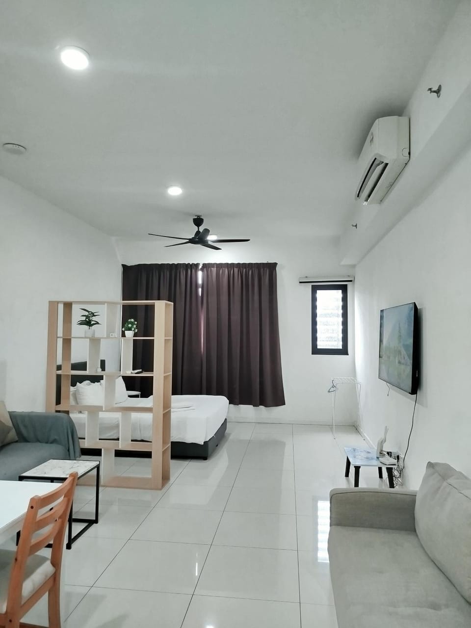 Bed, TV and multimedia, Bedroom
