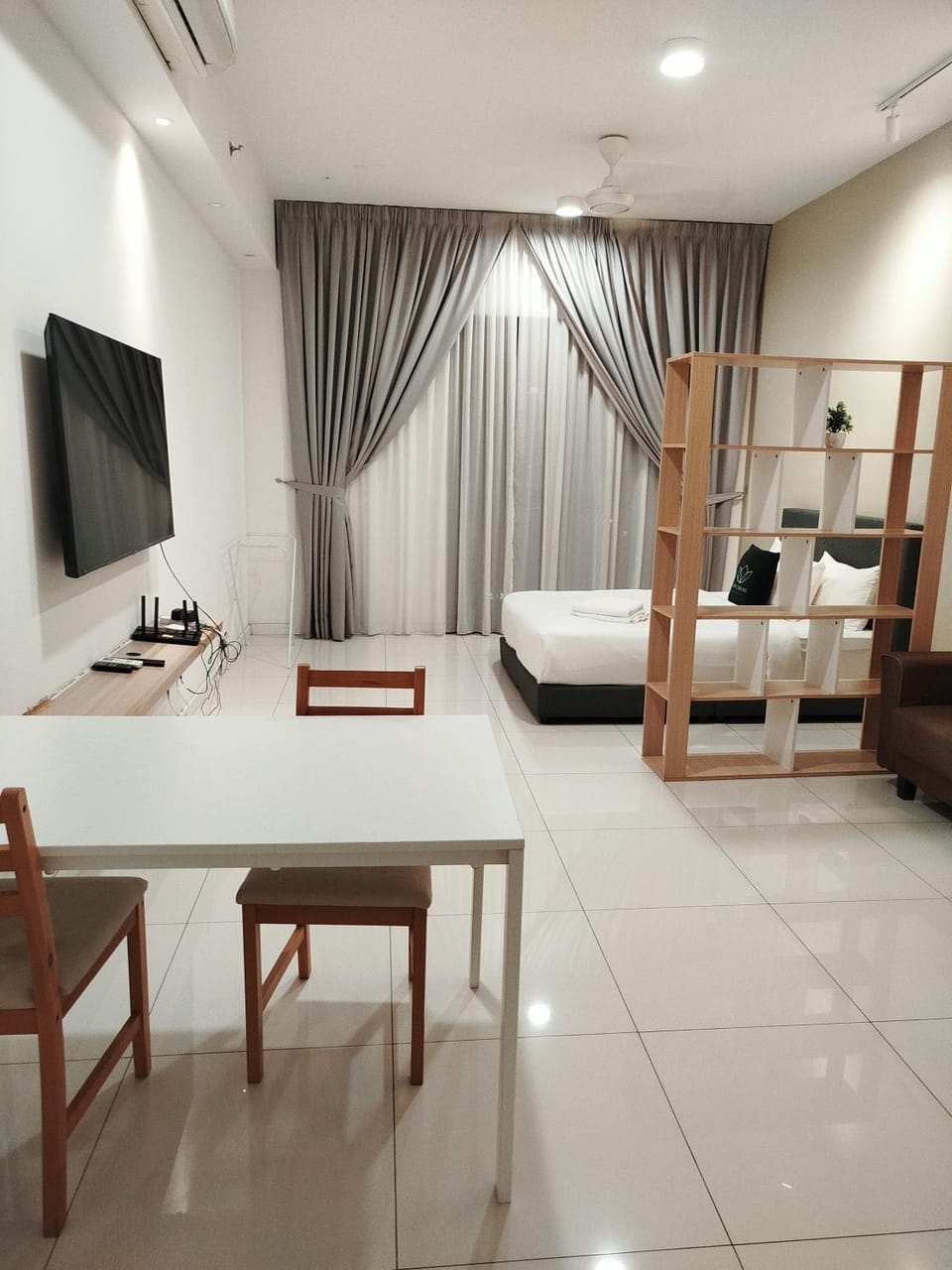 Bed, TV and multimedia, Seating area, Bedroom