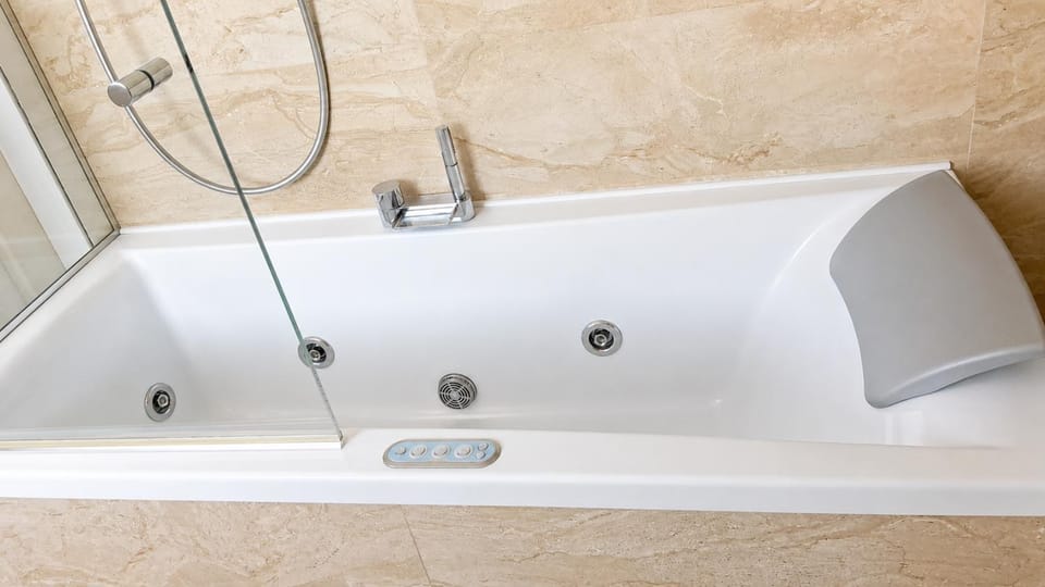 Hot Tub, Bathroom