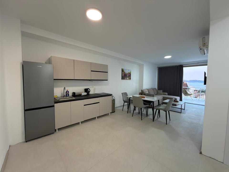 Kitchen or kitchenette, Dining area, stove