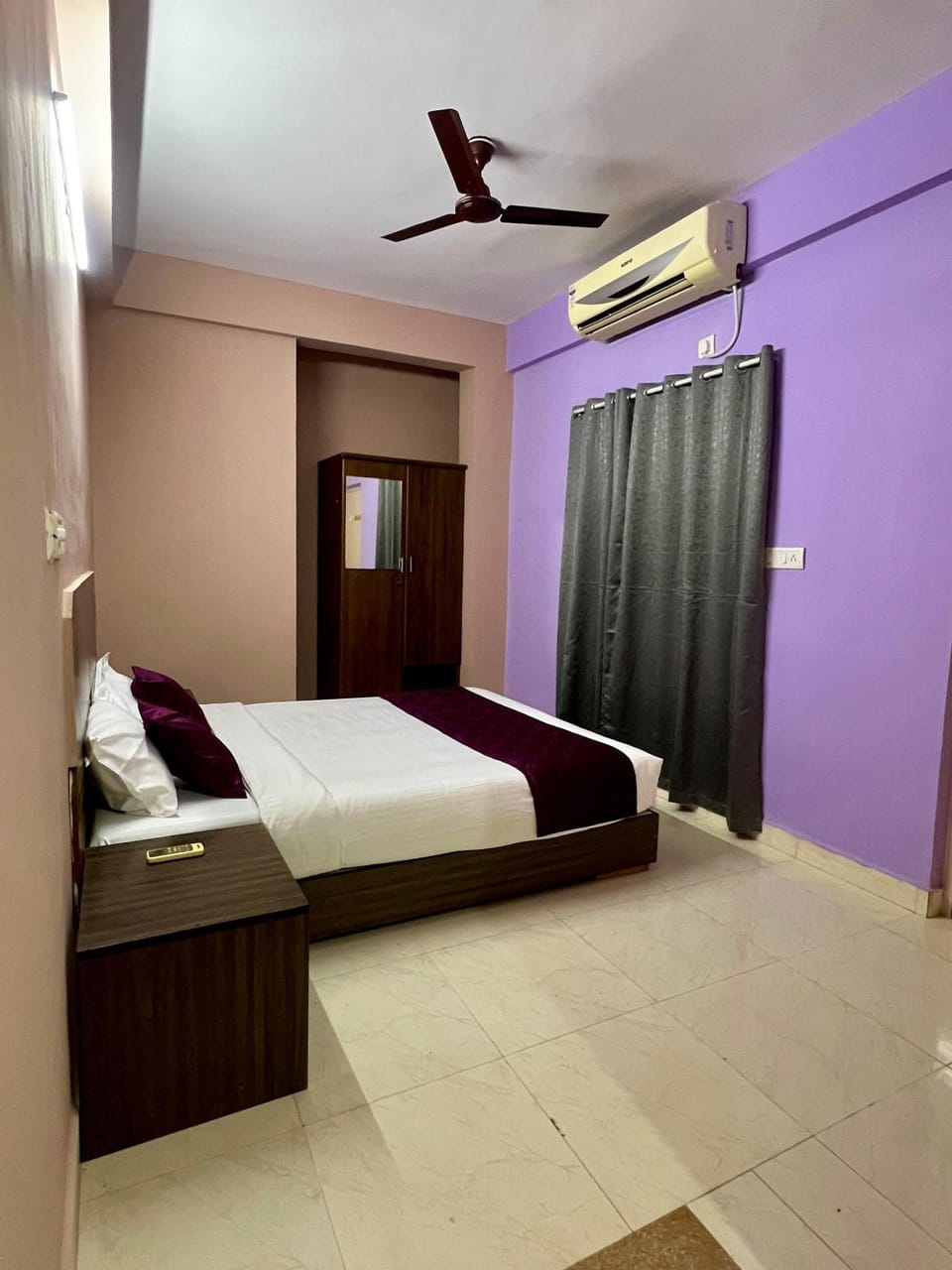 Bed, Photo of the whole room, Bedroom, air conditioner