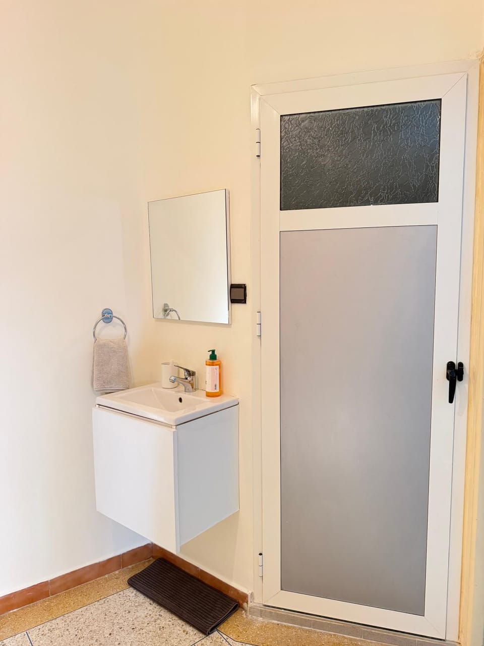 Kitchen or kitchenette, minibar