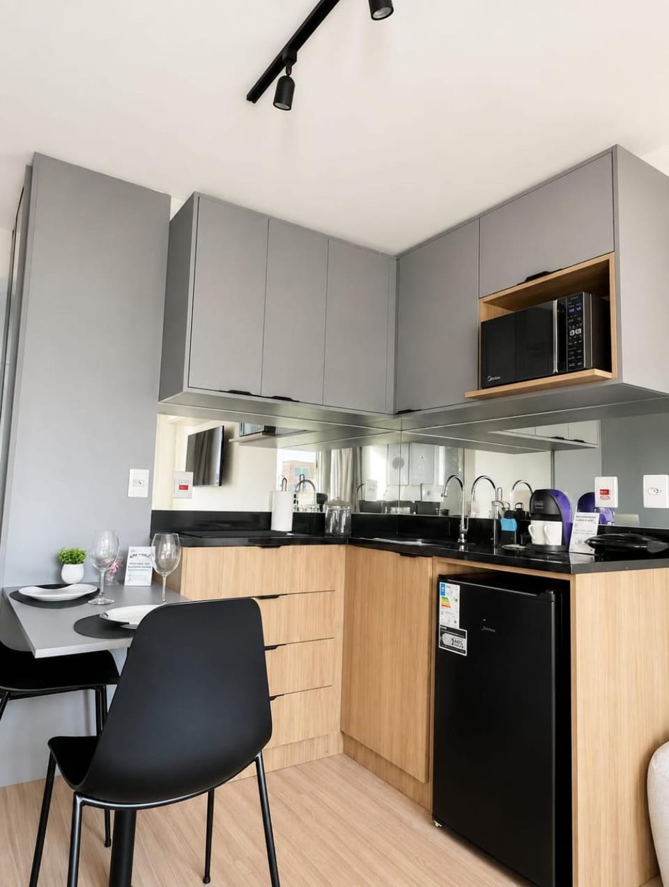 Coffee/tea facilities, Kitchen or kitchenette, Dining area, minibar