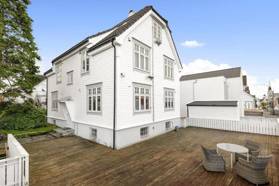 One Bedroom, EV-charging, walk-in closet, garage Apartment in Stavanger