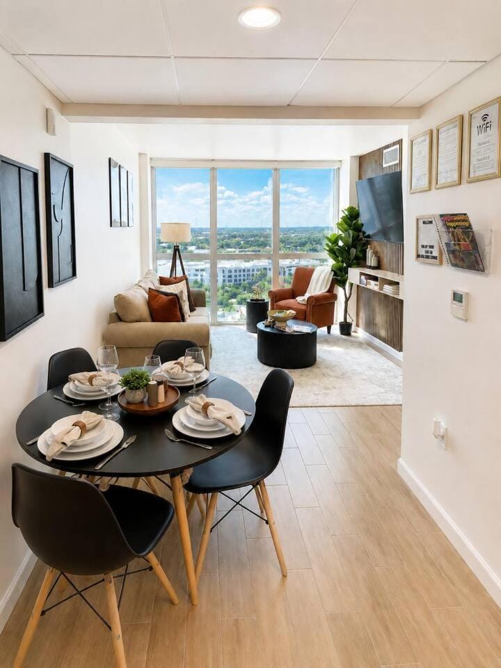 Luxe King Suite City Views Downtown Ft Myers Apartment in Fort Myers